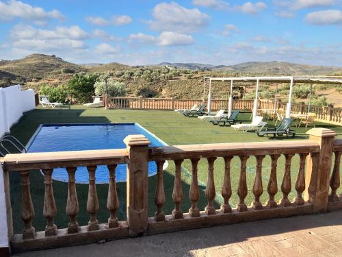 un balcón de una casa con piscina en 4 bedrooms villa with private pool and furnished terrace at Loja, en Loja