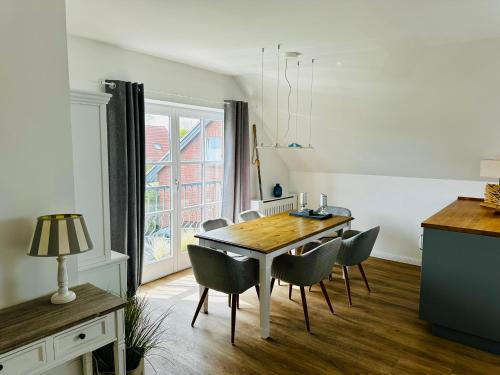 Posezení v ubytování Große deluxe Ferienwohnung mit Balkon, 2 SZ und nur 300m zum Strand