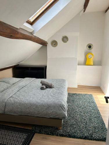 a bedroom with a bed and a blue rug at Cozy Loft - Proche Gare - Nemours in Nemours
