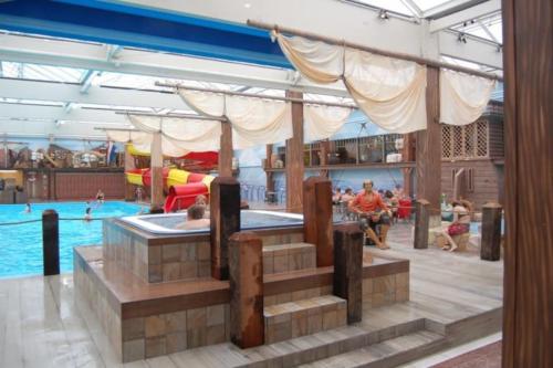 een zwembad met een waterpark met mensen erin bij Chalet Europarcs Zuiderzee in Biddinghuizen