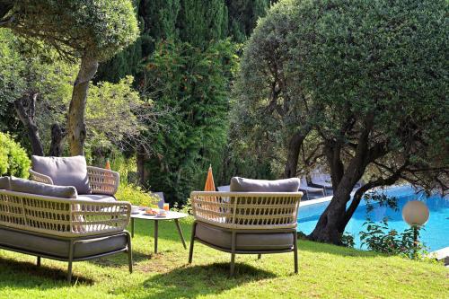 Un jardín fuera de Hôtel Pietracap