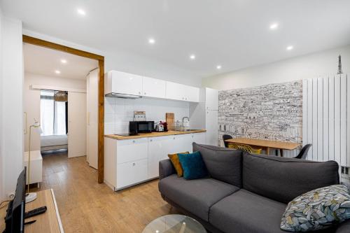 un salon avec un canapé et une cuisine dans l'établissement GuestReady - 2BR Apt Paris Expo Porte Versailles, à Paris