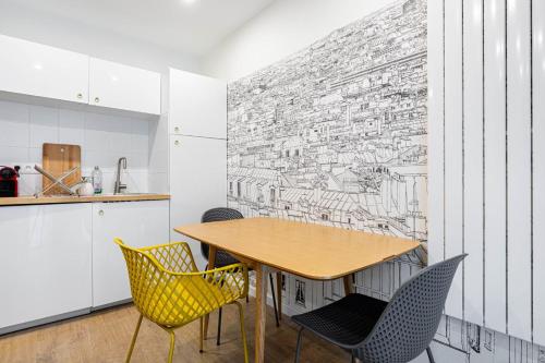 une cuisine avec une table et des chaises en bois dans l'établissement GuestReady - 2BR Apt Paris Expo Porte Versailles, à Paris