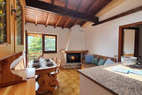 uma cozinha com uma sala de estar com lareira em Valle Intelvi - Como Lake em San Fedele Intelvi