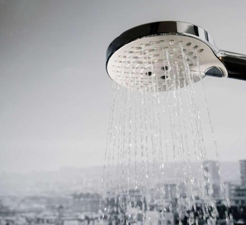 un cabezal de ducha con agua saliendo de él en Campanile Bordeaux Sud Hopital Haut Leveque - Pessac, en Pessac