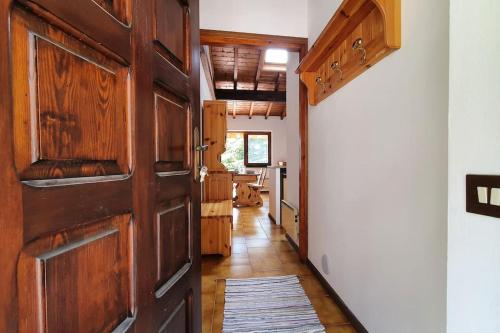 uma porta aberta num quarto com um corredor em Valle Intelvi - Como Lake em San Fedele Intelvi