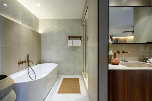 提比里亞的住宿－萊昂納多廣場太巴列酒店，带浴缸和盥洗盆的浴室