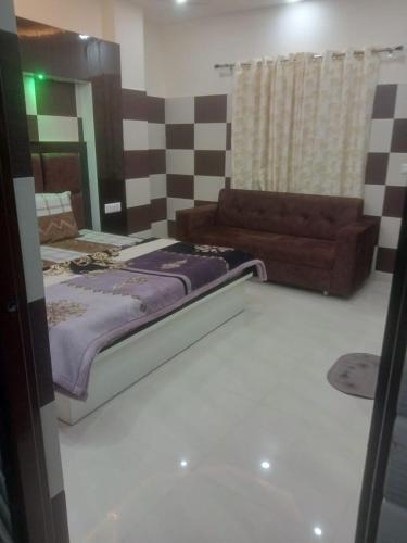 1 dormitorio con 1 cama y 1 sofá en una habitación en Vaishno dham en Katra