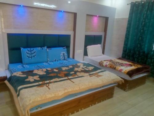 1 dormitorio con 1 cama y 1 silla en Vaishno dham en Katra