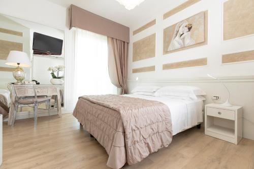 Ένα ή περισσότερα κρεβάτια σε δωμάτιο στο Hotel Alexander
