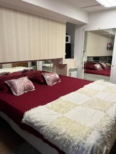 uma cama grande com duas almofadas em cima em Stefan cel Mare studio em Chisinau