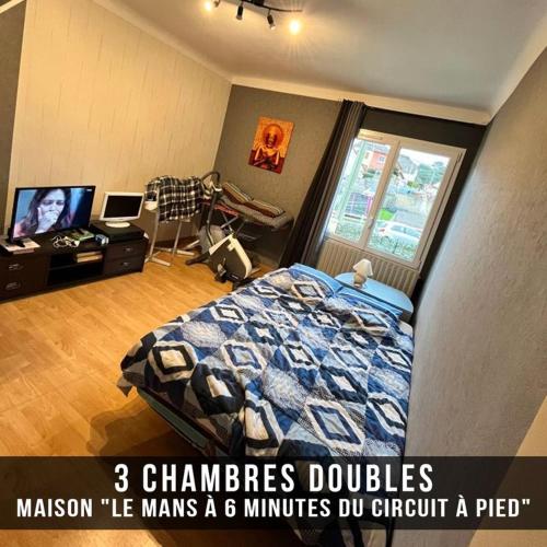 MAISON Jean Pierre في لو مان: غرفة نوم بسرير ومكتب وتلفزيون