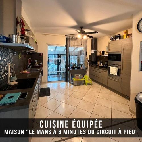 una cocina con ventilador de techo y una cocina con en MAISON Jean Pierre en Le Mans