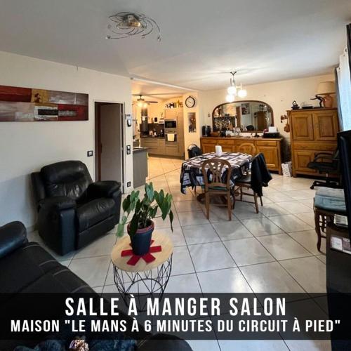 salon ze stołem i kuchnią w obiekcie MAISON Jean Pierre w mieście Le Mans