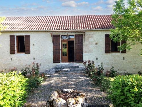 ein weißes Haus mit rotem Dach in der Unterkunft Villa de 2 chambres avec piscine privee jardin clos et wifi a Larroque Saint Sernin in Larroque-Saint-Sernin