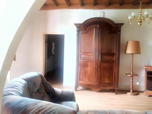 salon z kanapą i drewnianą szafką w obiekcie Villa de 2 chambres avec piscine privee jardin clos et wifi a Larroque Saint Sernin w mieście Larroque-Saint-Sernin