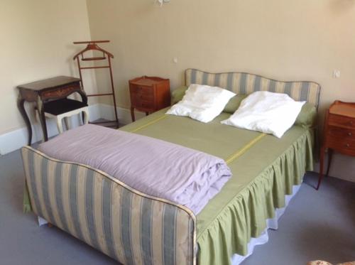 une chambre avec un lit, une chaise et une table dans l'établissement Villa La Cressonnière, à Trouville-sur-Mer