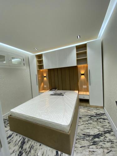 Apartment في سمرقند: غرفة نوم بسرير كبير في غرفة