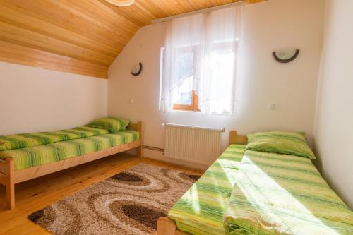 Kod Goluba na Tari في Šljivovica: غرفة نوم بسريرين ونافذة