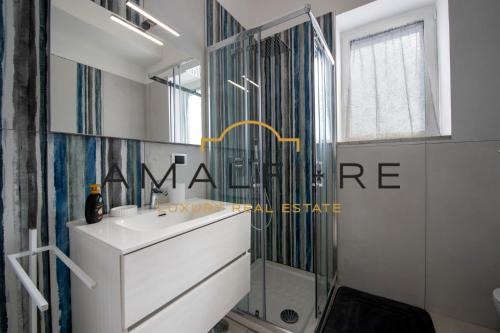 コンカ・デイ・マリーニにあるCasa Angelinaのバスルーム(洗面台、鏡付)