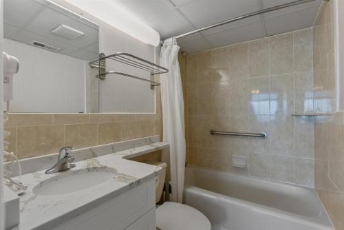 y baño con lavabo, aseo y espejo. en 9103 Atlantic Ave, Unit 415, en Wildwood Crest