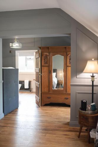 une chambre avec un miroir et une lampe dans l'établissement Bulls Head Inn Rooms, à Alton