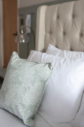 a white pillow sitting on top of a bed at Bulls Head Inn Rooms in Alton