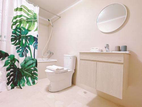 een badkamer met een toilet en een spiegel bij Shanger Hotel in Taipei