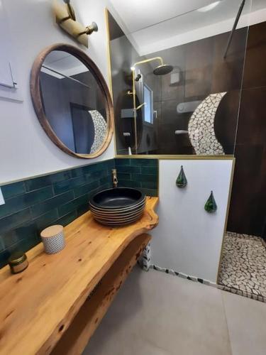une salle de bain avec un lavabo et un miroir dans l'établissement Maison avec jardin près de Luchon, à Cazaux-Layrisse
