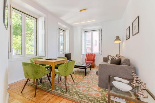 een woonkamer met een tafel en stoelen bij Portas do Teatro Apartments in Lissabon