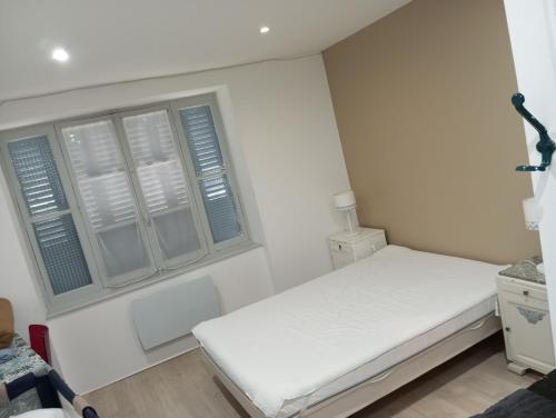 Ένα ή περισσότερα κρεβάτια σε δωμάτιο στο Appartement village médiéval