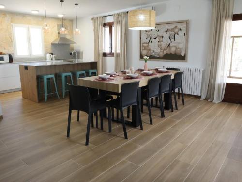 uma cozinha e sala de jantar com mesa e cadeiras em Nina´s Paradise em L'Ampolla