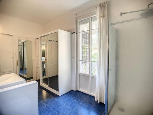 une salle de bain avec une douche, un lavabo et un miroir dans l'établissement Riad privé en plein centre de Vichy, à Vichy