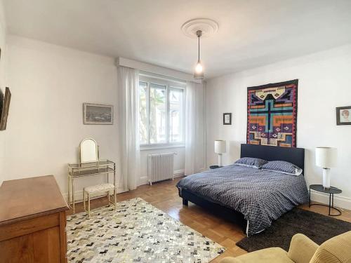 une chambre avec un lit, une table et une fenêtre dans l'établissement Riad privé en plein centre de Vichy, à Vichy