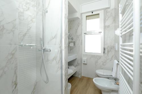 Ένα μπάνιο στο Hotel Alexander
