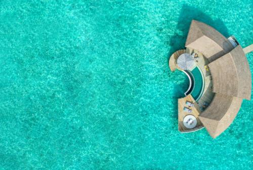 una vista aérea de un objeto circular en un charco de agua en Intercontinental Maldives Maamunagau Resort with Club benefits - IHG Hotel en Raa Atoll