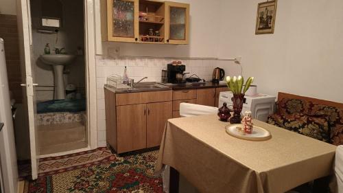 - une petite cuisine avec une table et un comptoir dans l'établissement Liberty Apartment, à Cluj-Napoca