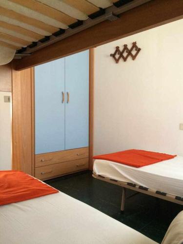 um quarto com 2 camas e uma porta de vidro deslizante em 3 Giovanni Versolatto em Lignano Sabbiadoro
