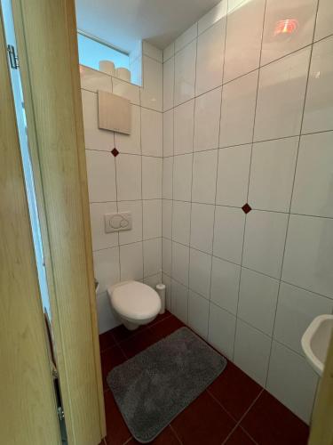 Un baño de Gemütliches Apartment mit Garten: Tägliche Vermietung in Telfs