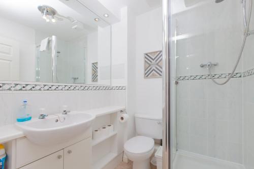 エディンバラにあるAttractive Edinburgh Leith Apartmentのバスルーム(洗面台、トイレ、シャワー付)