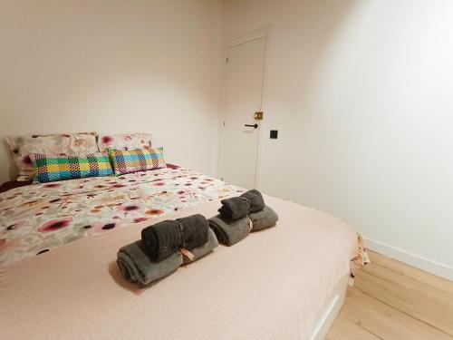 ein Schlafzimmer mit einem Bett mit Handtüchern darauf in der Unterkunft El born private rooms in Barcelona