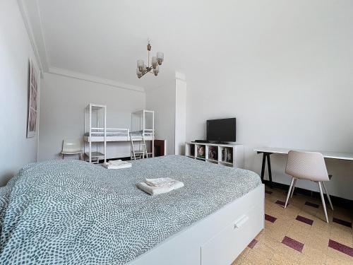 - une chambre blanche avec un lit et un bureau dans l'établissement Appartement Palais Longchamp - Central & Spacieux - Les Frères de la Loc', à Marseille
