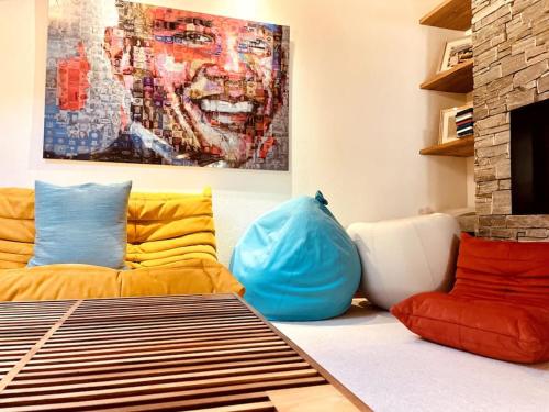 Ein Sitzbereich in der Unterkunft 4 Bedroom Penthouse Apt in Flims Waldhaus