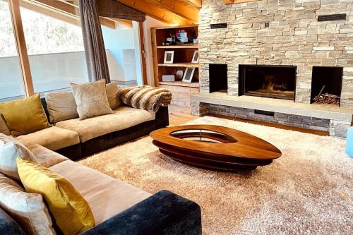 Ein Sitzbereich in der Unterkunft 4 Bedroom Penthouse Apt in Flims Waldhaus