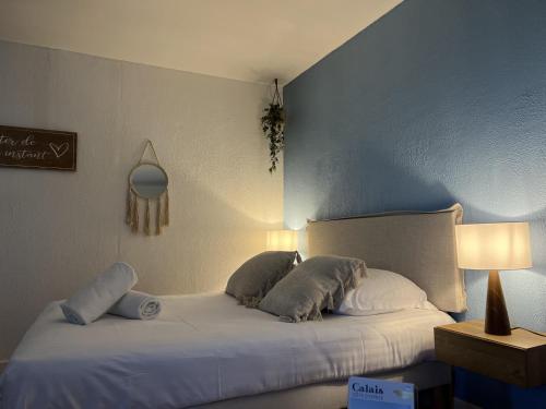 un lit dans une chambre avec deux oreillers dessus dans l'établissement La Marina, à Calais