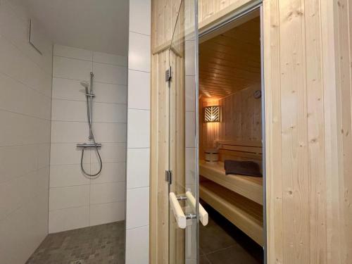 La salle de bains est pourvue d'une douche. dans l'établissement Sonnenweg 46 - CARLA, à Heringhausen