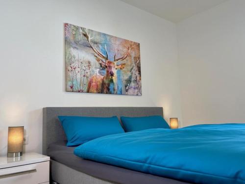 - une chambre dotée d'un lit bleu et d'une peinture murale dans l'établissement Sonnenweg 46 - CARLA, à Heringhausen