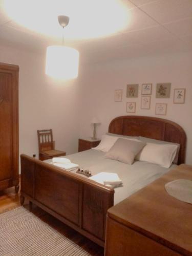 Paularo的住宿－casa spiz，一间卧室配有一张大床和一张桌子