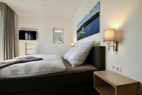 - une chambre avec un lit et une table dans l'établissement Haus Sonnendeck - Sonnenweg 21, à Heringhausen