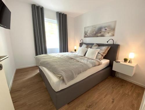 ein Schlafzimmer mit einem großen Bett und einem Fenster in der Unterkunft Sonnenweg 48 - DIEMELBRISE in Heringhausen